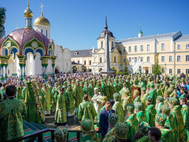 Архимандрит Серафим сослужил Святейшему Патриарху Кириллу за Литургией в Троице-Сергиевой лавре