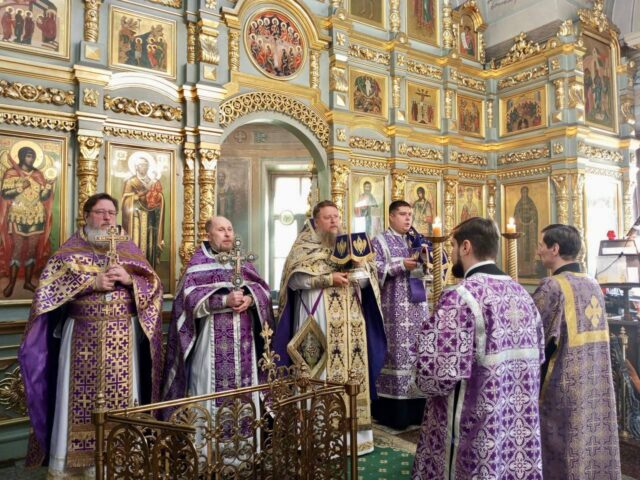 Литургия в день Отдания праздника Воздвижения Креста Господня